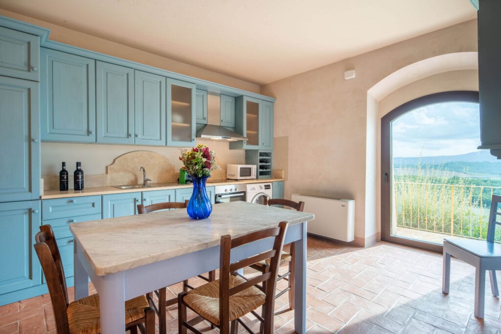 Rustic kitchen with dining table and panoramic view - Bibbiano - Il Fico Apartment
