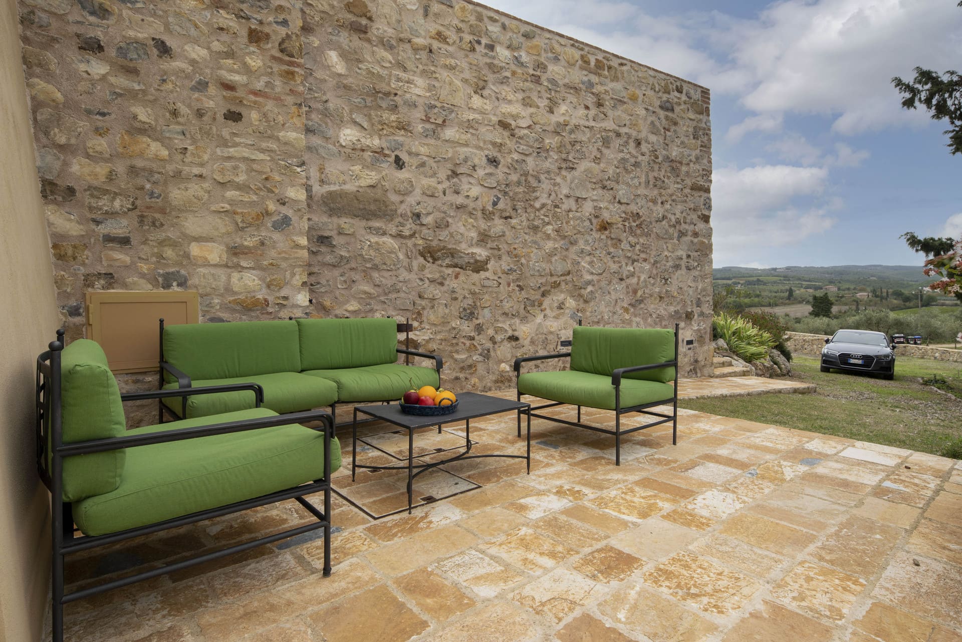 Outdoor patio with sofas and view - Bibbiano - Il Pero Apartment