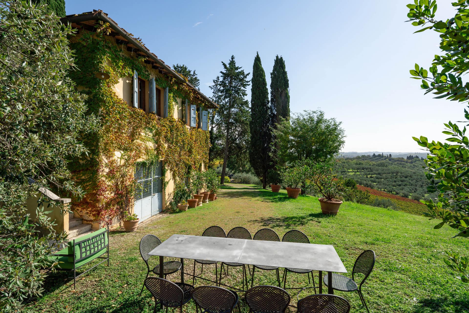 Outdoor facade with dining table and panoramic view - Bibbiano - La Limonaia Apartment